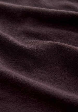 Mørkebrunt stof med en fin strikket tekstur, vist med bløde folder og subtile skygger.