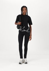 KARL LAGERFELD OVERSIZED SIGNATURE HEM - Lihtne T-särk - black