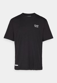 Svart t-shirt med kort ärm tillverkad av mjuk bomull. Har en vit EA7-logotyp på bröstet och en liten vit accentetikett vid fållen.