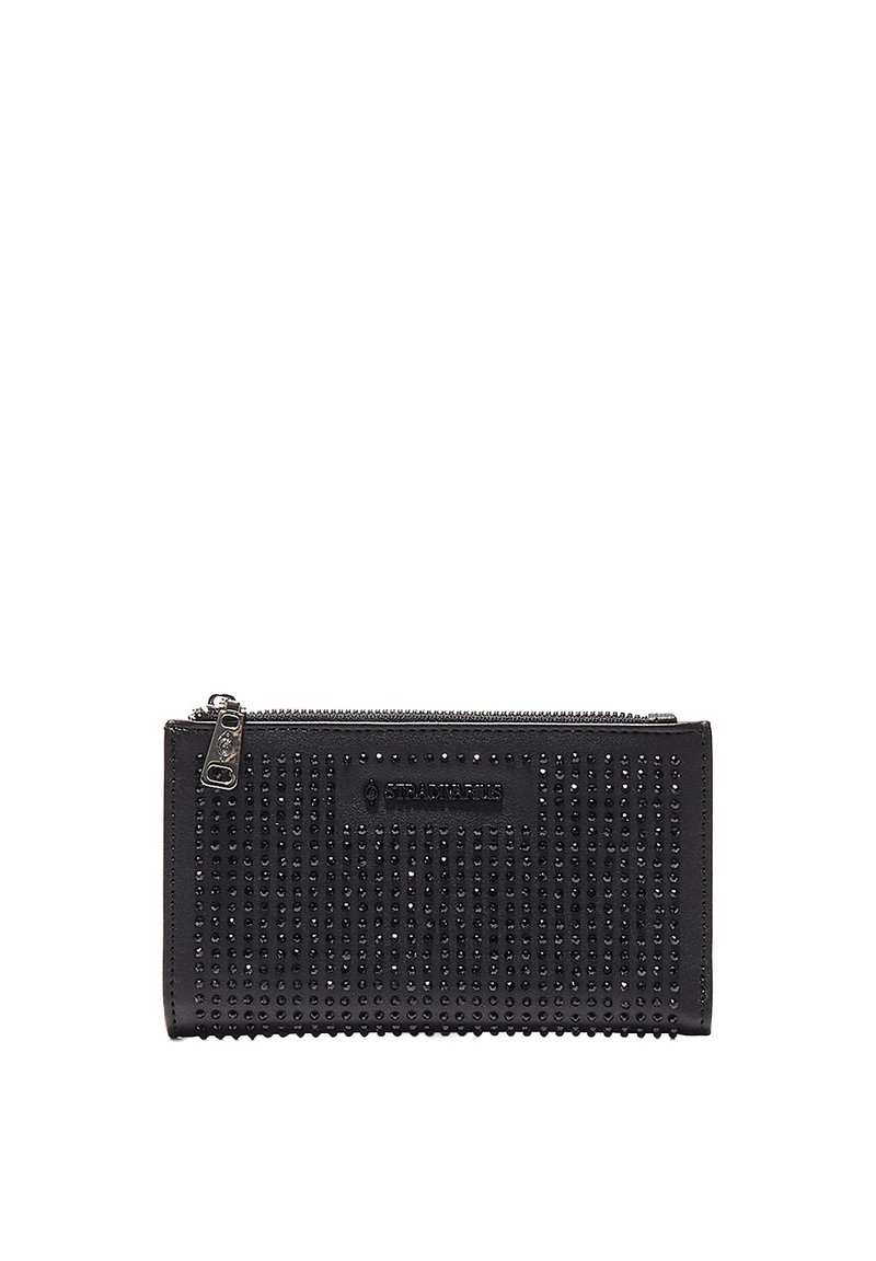 Černá kožená peněženka se zipovým uzávěrem, zdobená malými nýty, obdélníkového tvaru, hladké textury a s raženým logem.