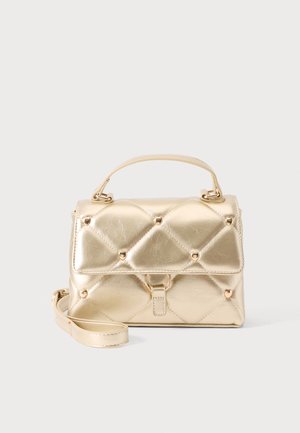 Petit sac à main métallique doré avec poignée supérieure, bandoulière amovible, motif matelassé et détails cloutés dorés sur un fond uni.