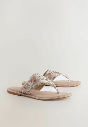 Vyšívané ploché sandály s růžovým textilním svrškem, stříbrnými květinovými vzory, otevřenou špičkou a polstrovanou béžovou stélkou, s tenkým páskem.