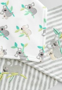 Mīksts audums ar sudrabpelēkām un baltām svītrām, dekorēts ar izšūtām un apdrukātām pelēkiem un bēšiem koalām uz zaļām zarām.