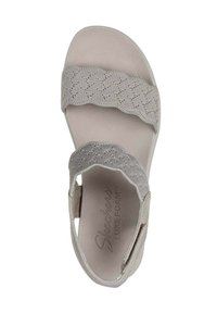 Sandalia gris con dos bandas elásticas texturizadas, parte trasera abierta y suela acolchada. Presenta la marca "Skechers Luxe Foam" en la plantilla.