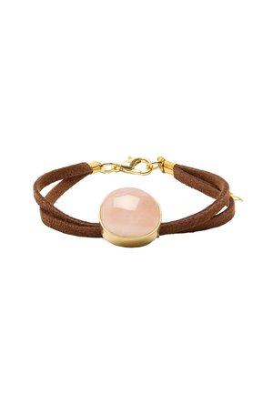Brązowa bransoletka z zamszu z okrągłym, gładkim kamieniem różowego kwarcu osadzonym w złotych elementach metalowych, z zapięciem typu lobster.