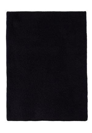 Solidny czarny, prostokątny kawałek tkaniny o miękkiej, teksturowanej powierzchni, przedstawiony płasko na białym tle.