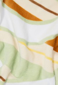 Mäkká fleecová deka s horizontálnymi pruhmi v krémovej, svetlo zelenej, žltej a hnedej farbe, s hladkou textúrou a útulným vzhľadom.