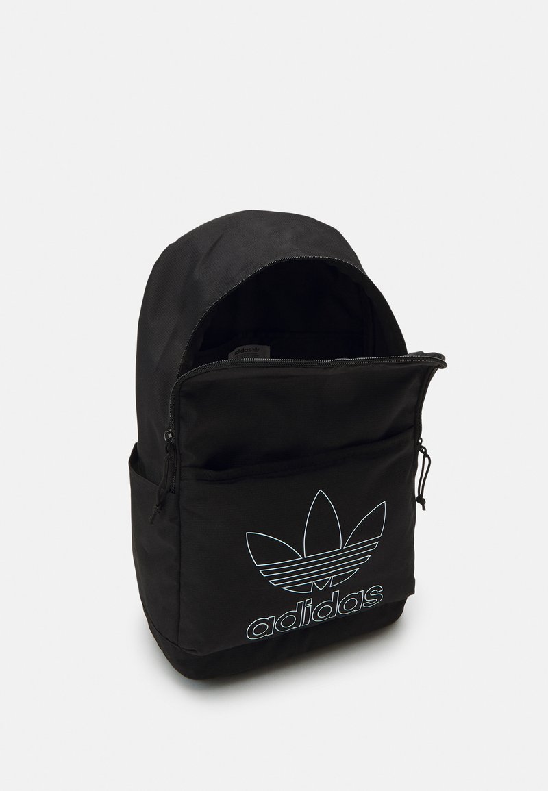 Schwarzer Stoff-Rucksack mit abgerundetem Deckel, vorderer Reißverschlusstasche und großem blauen Adidas-Logo mit drei Blattakzenten. Strukturiere Oberfläche.