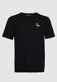 Czarny t-shirt z krótkim rękawem wykonany z bawełny, z małym haftowanym motywem ptaka na lewej stronie klatki piersiowej. Prosty okrągły dekolt.