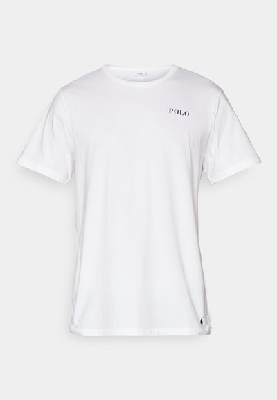 Balta medvilnės marškinėliai su trumpomis rankovėmis, apvaliu iškirpimu ir tamsiai mėlynu "POLO" logotipu kairėje krūtinės pusėje. Klasikinio kirpimo su šoninėmis sklendėmis.