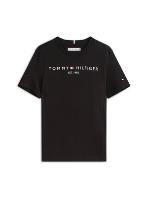 Μαύρο βαμβακερό T-shirt με άσπρο λογότυπο "TOMMY HILFIGER EST. 1985". Κλασικός σχεδιασμός με στρογγυλή λαιμόκοψη και κοντά μανίκια, καθώς και μικρή επένδυση λογότυπου στο μανίκι.