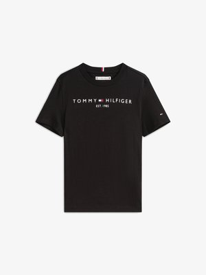 Mustarastast puuvillast T-särk, millel on valge "TOMMY HILFIGER EST. 1985" logo. Klassikaline ümmargune kaelus, lühikesed varrukad ja väikese logo aktsent varrukal.