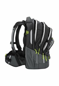 Schwarzer und grauer Rucksack mit mehreren Reißverschlusstaschen, gepolsterten Trägern, reflektierenden Akzenten und neon-grünen Reißverschlussanhängern.