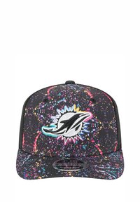 Cap mit schwarzem Grund und einem bunten Spritzmuster. Auf der Vorderseite befindet sich ein weißes, gesticktes Delfin-Logo mit blauen und gelben Akzenten.