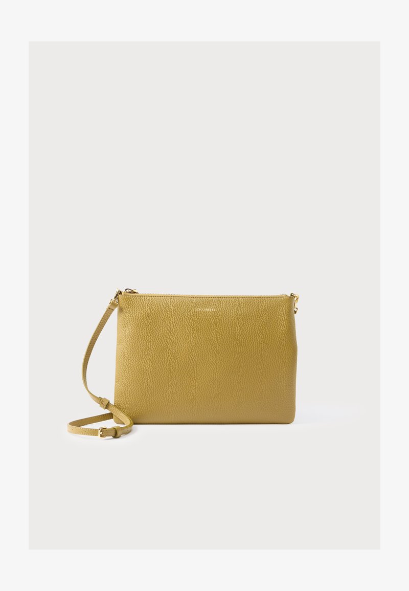 Žuta torbica od teksturirane kože s patentnim zatvaračem, pravokutnog oblika, podesivim remenom i naglascima od hardvera u zlatnoj boji.