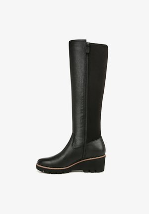 Bottes noires jusqu'au genou avec un devant en cuir texturé et un dos en tissu extensible, comportant une fermeture éclair sur le côté et une semelle compensée.