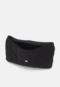 Borsa a tracolla nera trapuntata con superficie testurizzata, dotata di chiusura a bottone argento e apertura superiore, realizzata in morbido tessuto.