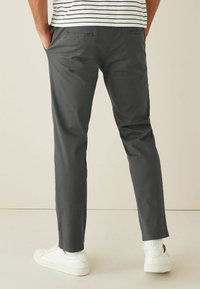 Next REGULAR FIT STRAIGHT LEG STRETCH - Pantalones chinos - grey