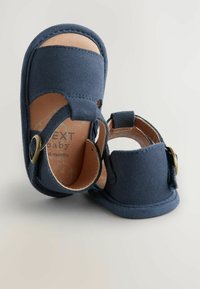 Sandali per neonati blu navy in morbido scamosciato, con schienale aperto, punta rotonda e dettagli in oro sulla cinghia. Taglia per 6 mesi.
