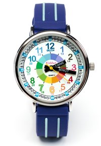 Montre en quartz ronde avec un cadran blanc, des marqueurs d'heure colorés et un bracelet en silicone bleu avec deux rayures bleu clair. Les aiguilles noires indiquent l'heure.