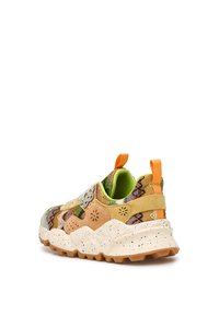 Sneaker colorato con una tomaia in tessuto testurizzato, caratterizzato da tonalità terrose, motivi vivaci e una suola spessa maculata. Fodera interna verde.