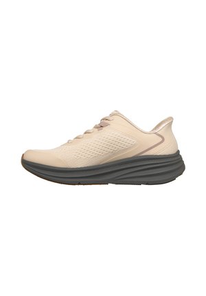 Zapatilla deportiva de malla transpirable color beige claro con suela gruesa y acolchada marrón y cierre de cordones, vista desde el lado izquierdo.