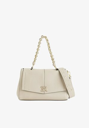 Borsa a mano in pelle beige con tracolla a catena, caratterizzata da una chiusura a patta e logo in rilievo. Superficie testurizzata con dettagli di cuciture evidenti.