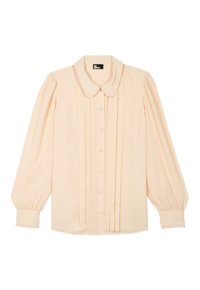 Blusa beige de manga larga con tapeta de botones con volantes, mangas abullonadas y cuello redondeado de la marca The Kooples.