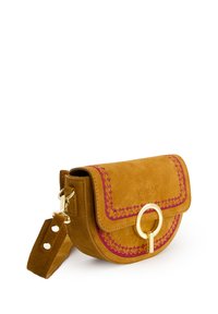 Braune Wildleder-Crossbody-Tasche mit pinken Stickdetails, runder Form und Beschlägen in Goldoptik. Verfügt über einen Klappenverschluss und einen verstellbaren Riemen.