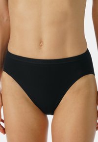 Czarne bawełniane majtki bikini z gładkim elastycznym paskiem w talii i bezszwowymi brzegami, charakteryzujące się klasycznym krojem i minimalistycznym wzornictwem.