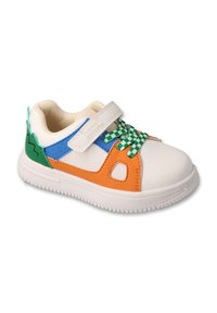 Białe trampki z pomarańczowymi i niebieskimi akcentami, posiadające zielony wzór w kratkę na sznurówkach. Teksturowana gumowa podeszwa z otworami wentylacyjnymi.