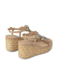 Sandali con zeppa beige con una plataforma in juta testurizzata, caratterizzati da gemme decorative multicolori e sottili cinturini regolabili.