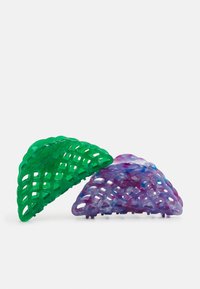 Clipes de cabelo de plástico, um transparente verde, outro roxo com espirais azuis e rosas. Ambos apresentam um design de treliça entrelaçada e forma curva.