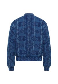 Niebieska bomberka z wzorem, ozdobiona geometrycznymi wzorami, z prążkowanymi mankietami i kołnierzykiem. Materiał ma fakturowany wygląd i jest tkany.
