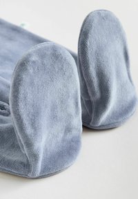 Blå fløjlslignende sokker med runde, pudderbløde såler, der har en glat tekstur og et enkelt design, velegnet til komfort og varme.