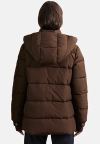 Hnedá puffa bunda s kapucňou, prešívaný dizajn a elastické manžety, s voľným strihom a mäkkou, textúrovanou látkou.