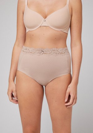 Bajo de cintura alta beige con una banda de encaje, tejido suave y un diseño sin costuras, que ofrece cobertura total y una silueta clásica.