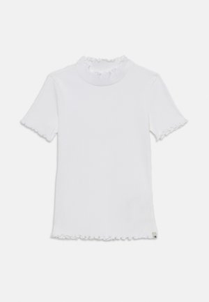 Witte geribbelde top met korte mouwen, een ruches hoge halslijn en ruches aan de mouwranden. Bevat een klein logo accent aan de onderrand.