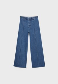 Jean en denim bleu à jambes larges avec détails de couture à l'avant, fermeture par bouton, passants de ceinture et taille haute, présenté à plat sur un fond clair.