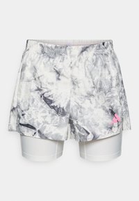 Bañador con un patrón abstracto en gris y blanco, que presenta una cinturilla elástica, forro interior y un acento de logo en rosa en el costado.
