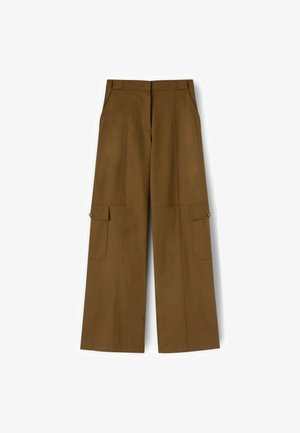 Braune weite Cargo-Hosen mit zwei Seitentaschen und Druckknopfdetails. Aus einem glatten Stoff mit strukturiertem Design gefertigt.