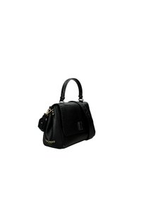Borsa a mano nera in pelle con superficie texturizzata, manico corto e tracolla removibile. Presenta una tasca frontale e finiture in tono oro.