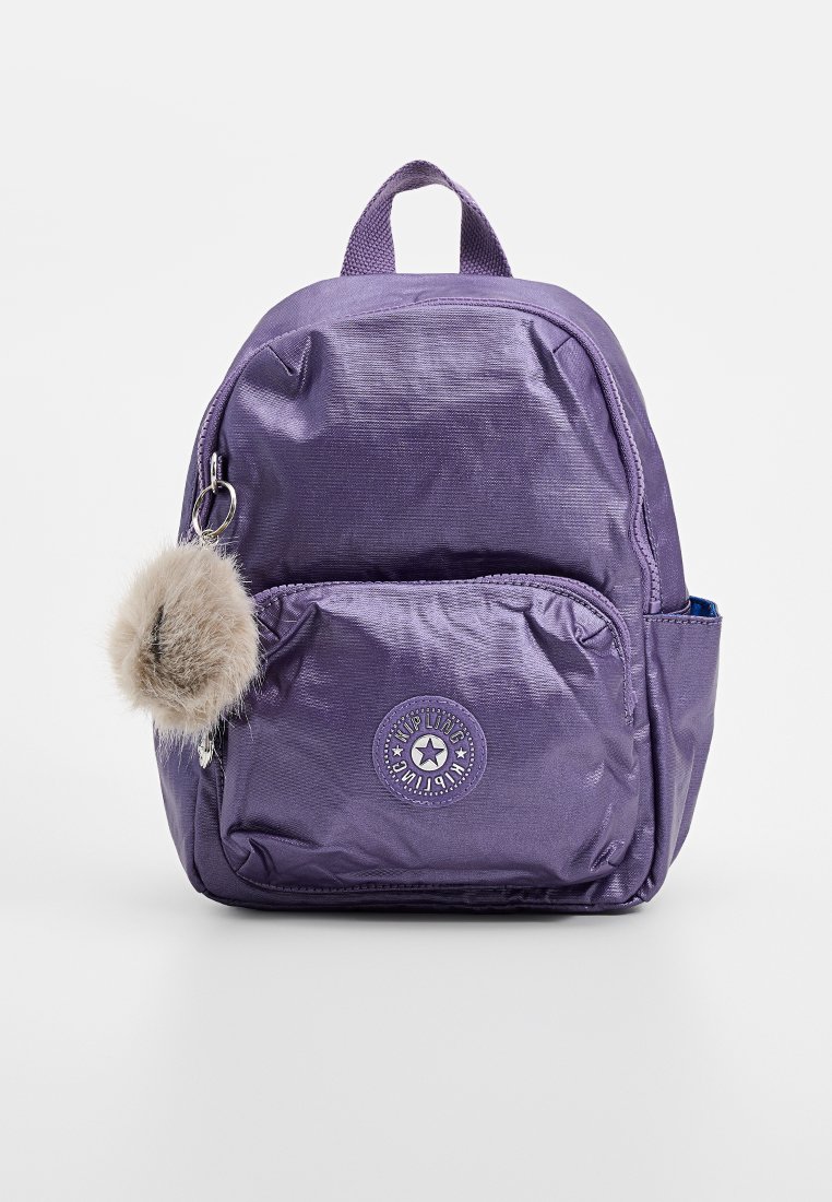 Petit sac à dos en nylon violet avec une poche zippée à l'avant, des poches latérales, une poignée en boucle et un porte-clés en fausse fourrure beige accroché à la fermeture éclair.