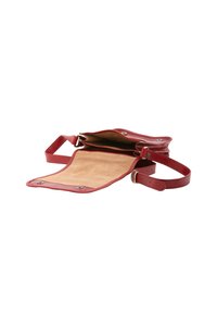 Borsa a tracolla rossa in pelle con un interno in suede beige aperto. Presenta una sottile tracolla regolabile e chiusure a scatto. Finitura liscia e linee pulite.