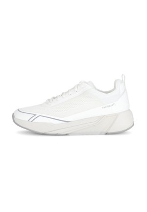 Witte sportsneaker met mesh bovenwerk, dikke gevoerde zool, vetersluiting en subtiele grijze accenten aan de zijkant en teengebied.