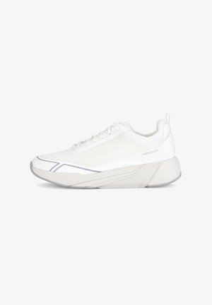 Witte sportsneaker met mesh bovenwerk, dikke gevoerde zool, vetersluiting en subtiele grijze accenten aan de zijkant en teengebied.