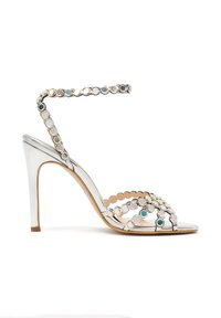 Zilveren sandaal met hoge hak, enkelriem en decoratieve iriserende ronde versieringen op de banden en de teen.