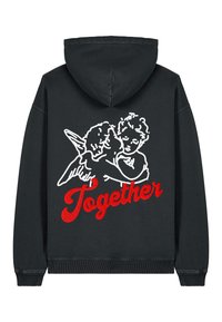 Felpa nera con cappuccio caratterizzata da un'illustrazione in bianco di due angeli, con la parola "Insieme" ricamata in rosso bold in basso.