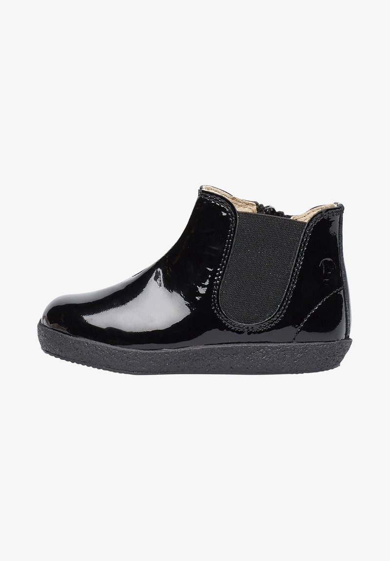 Bottine noire en cuir verni avec panneau latéral élastique et semelle noire texturée, conçue pour un enfilage facile.