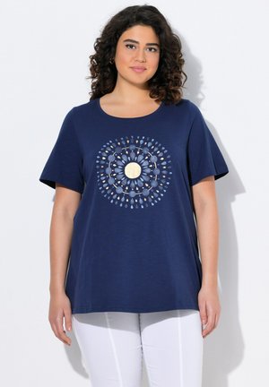 Ulla Popken EN A À COL ROND ET MANCHES COURTES MANDALA - T-shirts print - inky blue